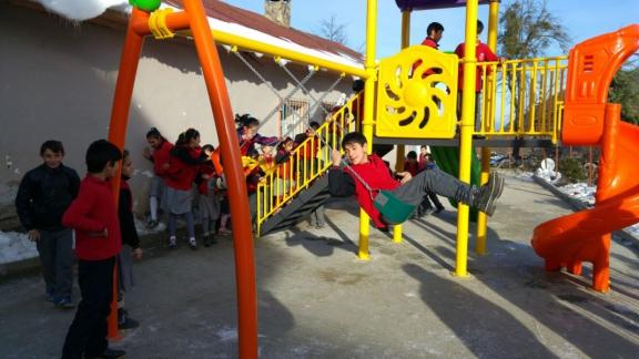 Derinçay İlkokulu ve Ortaokulu Çocuk Parkı