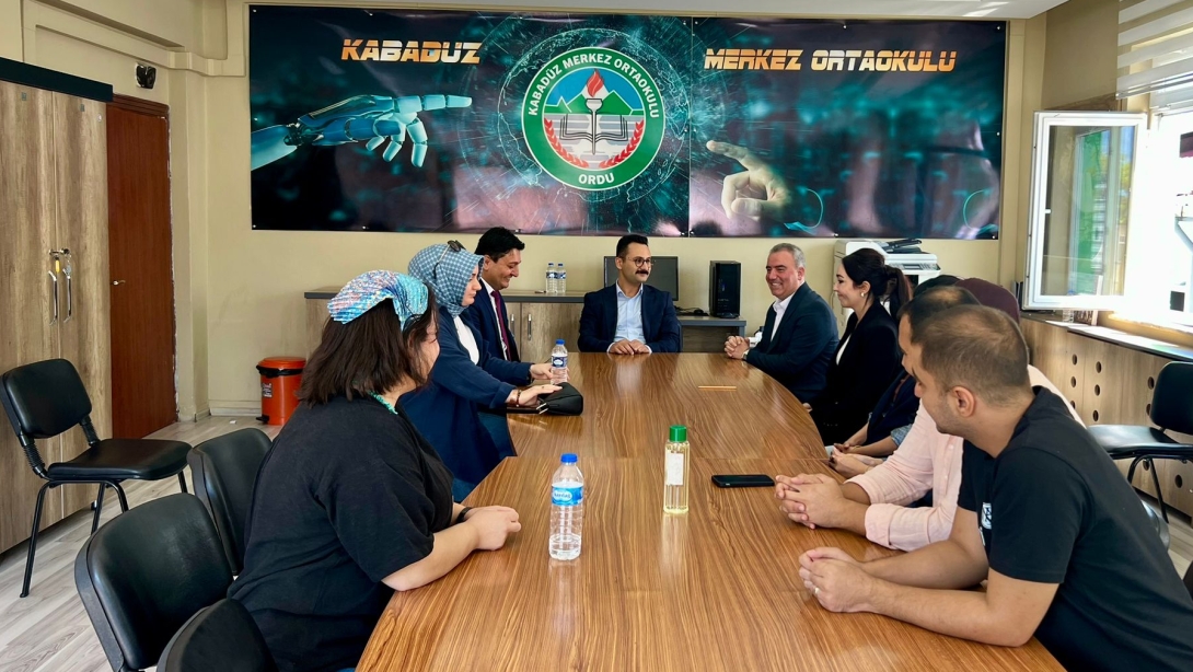 İlçe Kaymakamımız Sayın Asım AKÖNER ve İlçe Milli Eğitim Müdürümüz Sayın Hakan UZUNÇAKMAK Merkez İlk/Ortaokuluna Ziyarette Bulundular